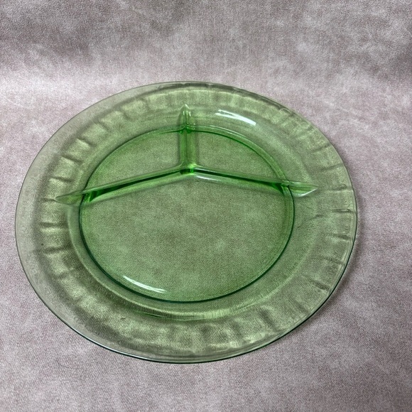 Hocking Green Cameo 10 1/2"  Dinner Plate One Uranium Glass Glowing - Picture 4 of 7